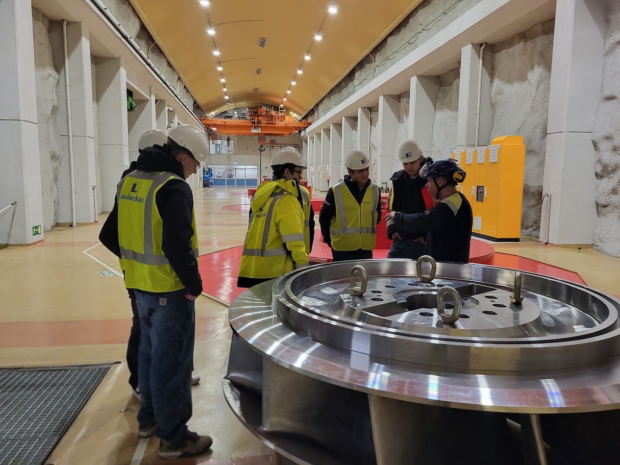 Starfsmaður Blönduvirkjunar ræðir við nemendur FNV heimsókn í Blönduvirkjun