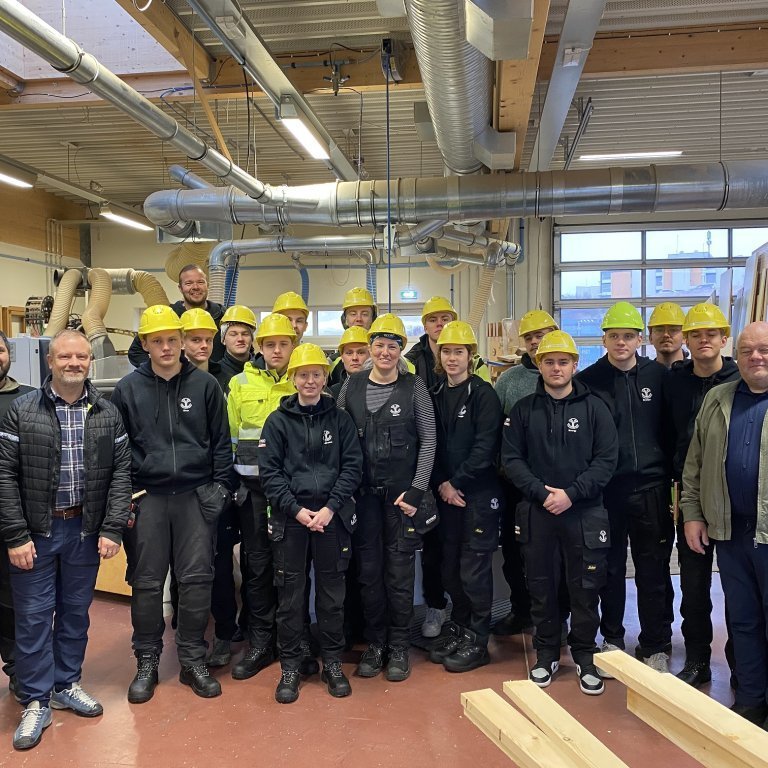 Afhending vinnufatnaðar og öryggisbúnaðar haustið 2022