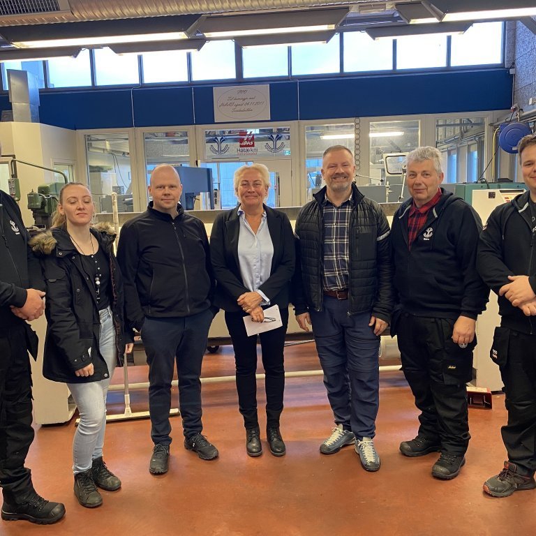 Afhending vinnufatnaðar og öryggisbúnaðar haustið 2022