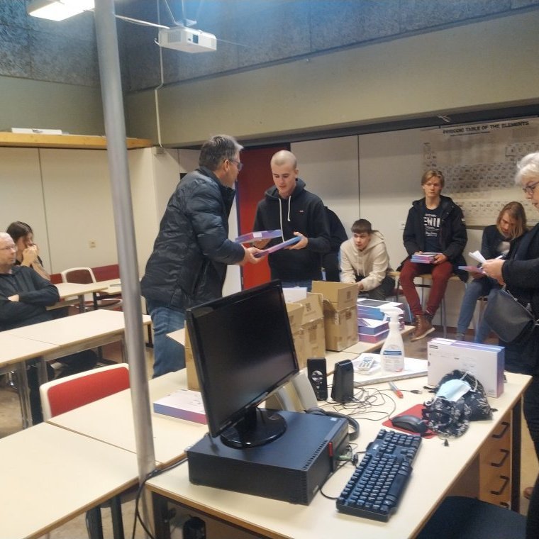 Fyrsta árs nemar í rafvirkjun fá afhentar spjaldtölvur