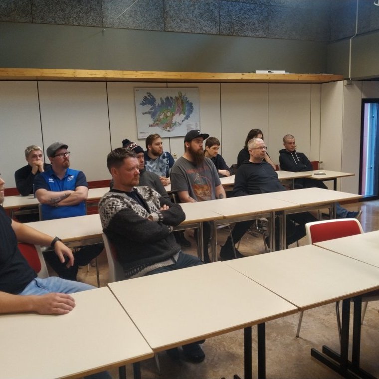 Fyrsta árs nemar í rafvirkjun fá afhentar spjaldtölvur