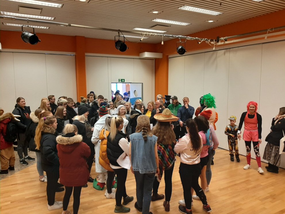 Nemendur bíða niðurstöðu símafundar
