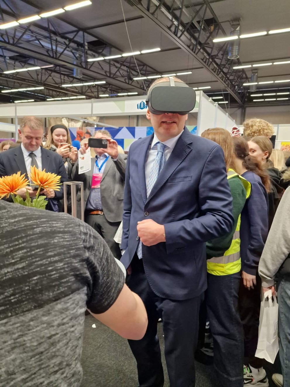 Forseti Íslands skoðar Drangey í sýndarveruleika