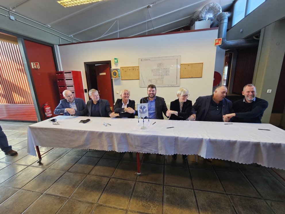 Frá undirritun samningsins