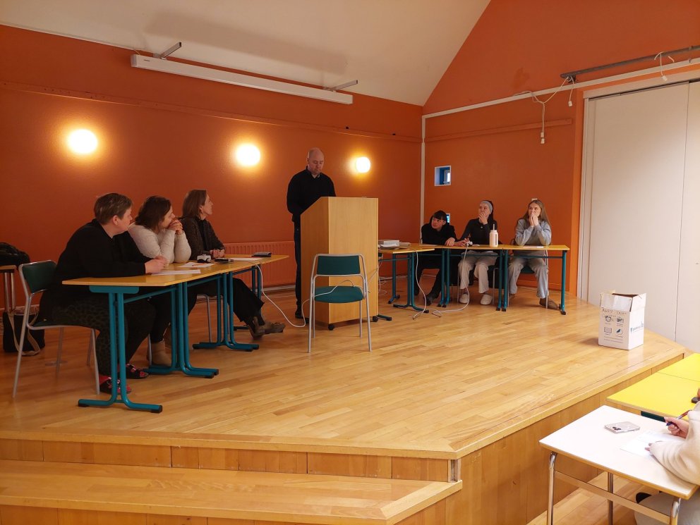 Frá keppni starfsfólks og keppnisliðs skólans