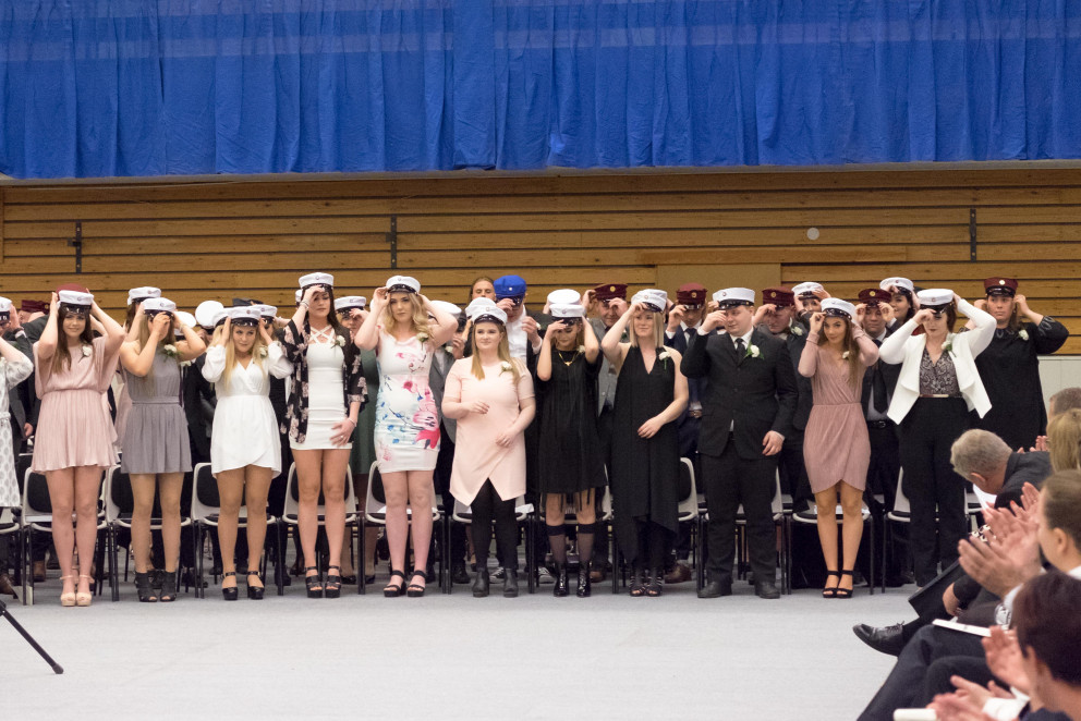 Brautkráningarnemendur setja upp húfurnar