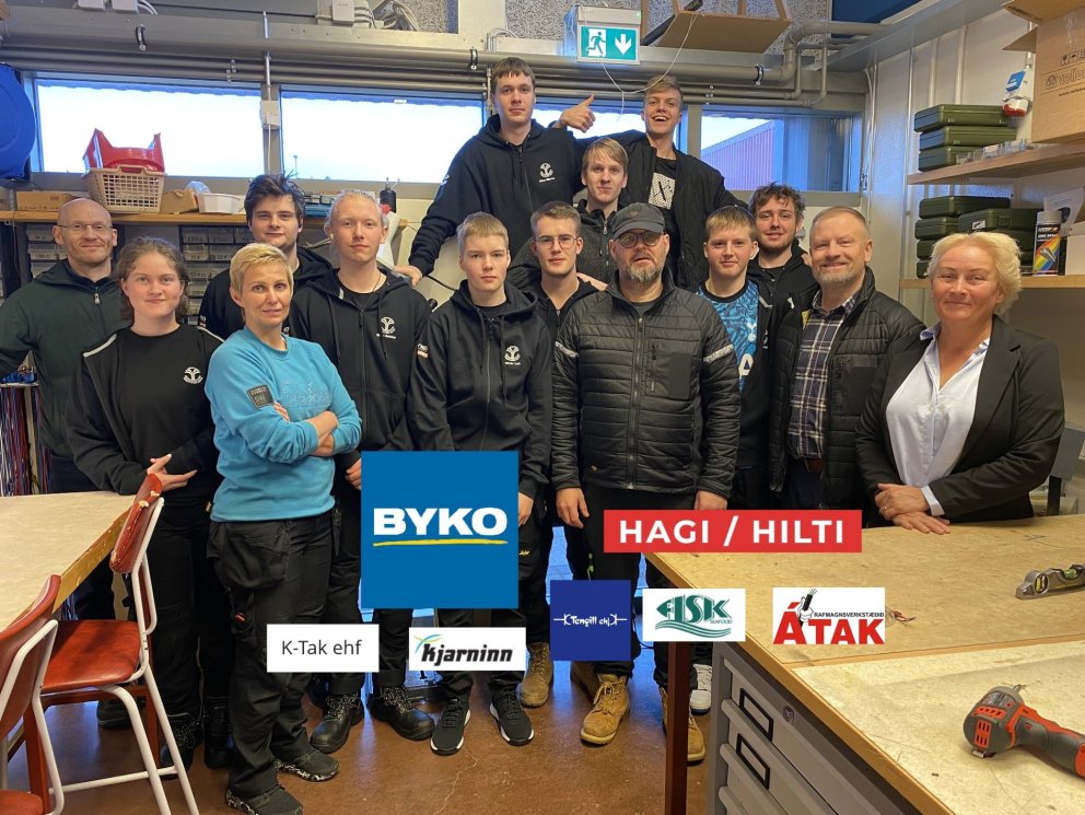 Frá afhendingu vinnufatnaðar og öryggisbúnaðar