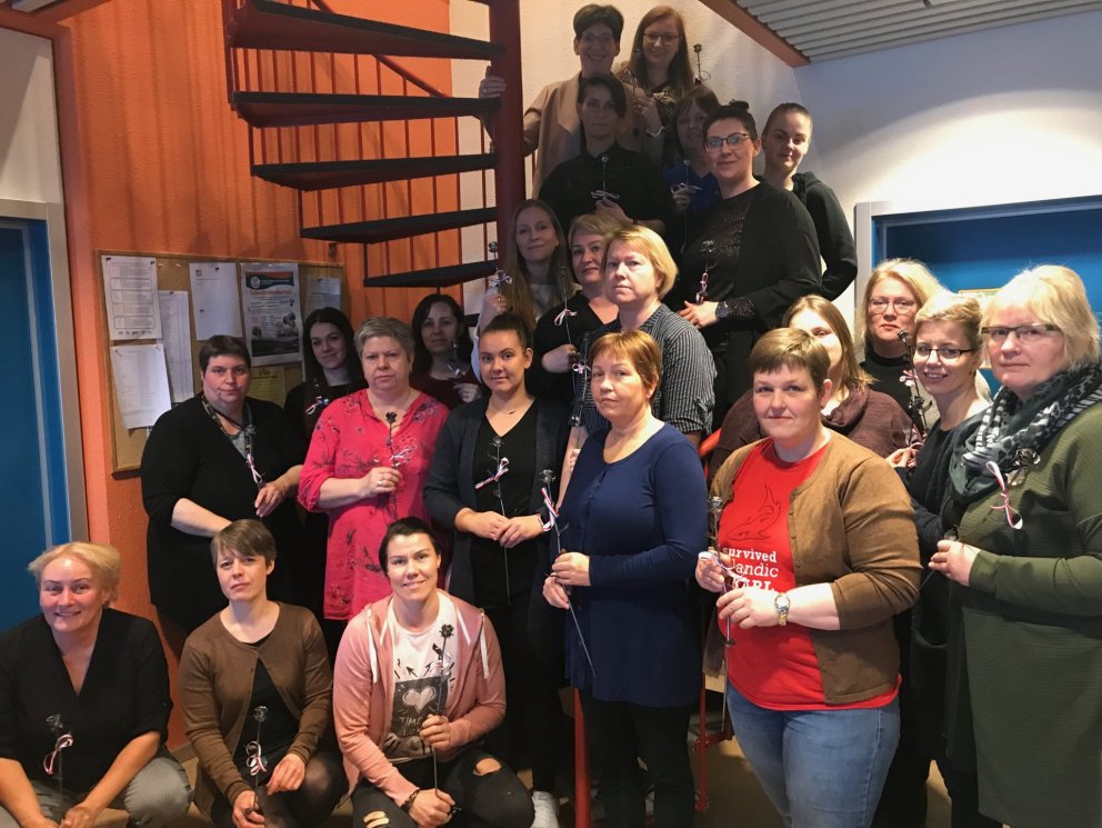 Konur með eldrósir