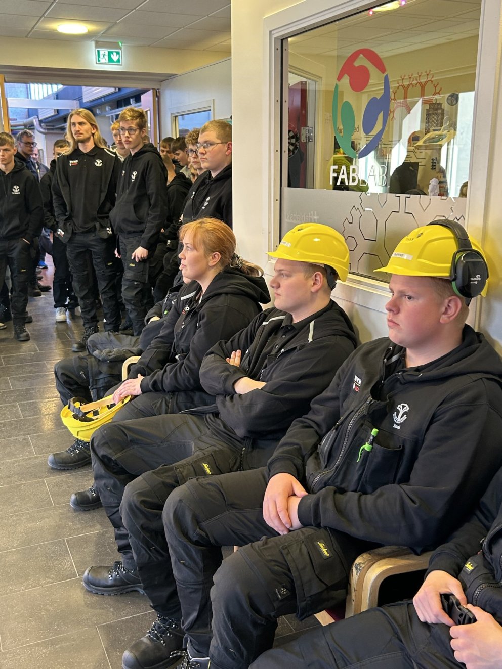 Vinnufatnaður og öryggisbúnaður settur á oddinn.