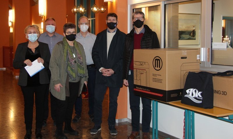 Frá afhendingu gjafanna í FNV. Mynd: FE/feykir.is