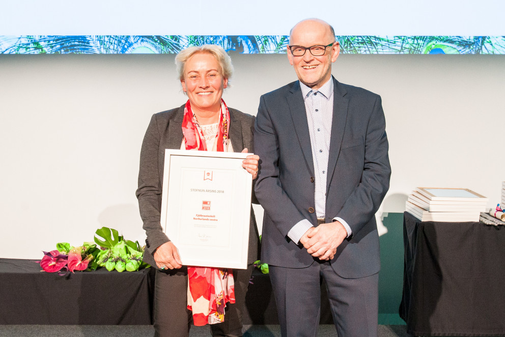 Skólameistari tekur við viðurkenningunni