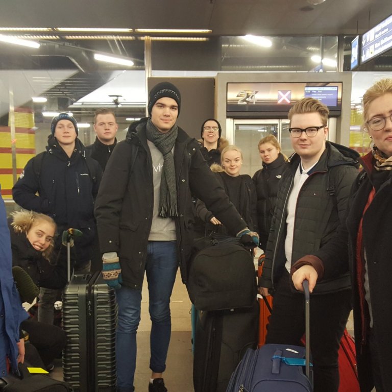 Nemendur og kennarar í skólaheimsókn