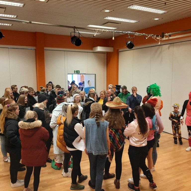 Nemendur bíða niðurstöðu símafundar