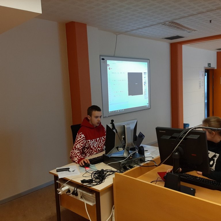 Mynd frá Pong vinnustofunni