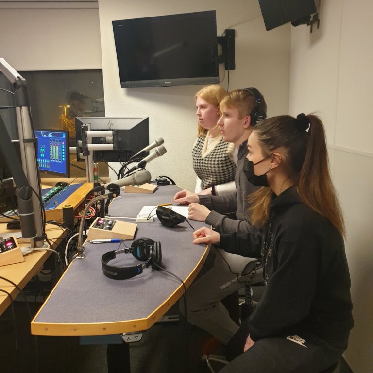 Keppendur FNV þau Ásta Aliya, Óskar Aron og Kristey Rut í hljóðveri RÚV á Akureyri.