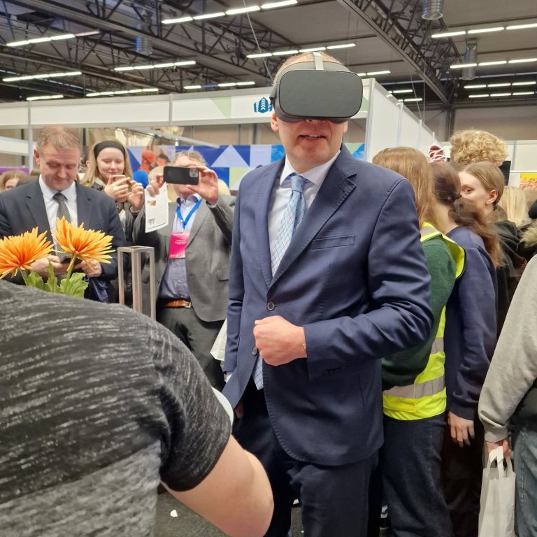 Forseti Íslands skoðar Drangey í sýndarveruleika