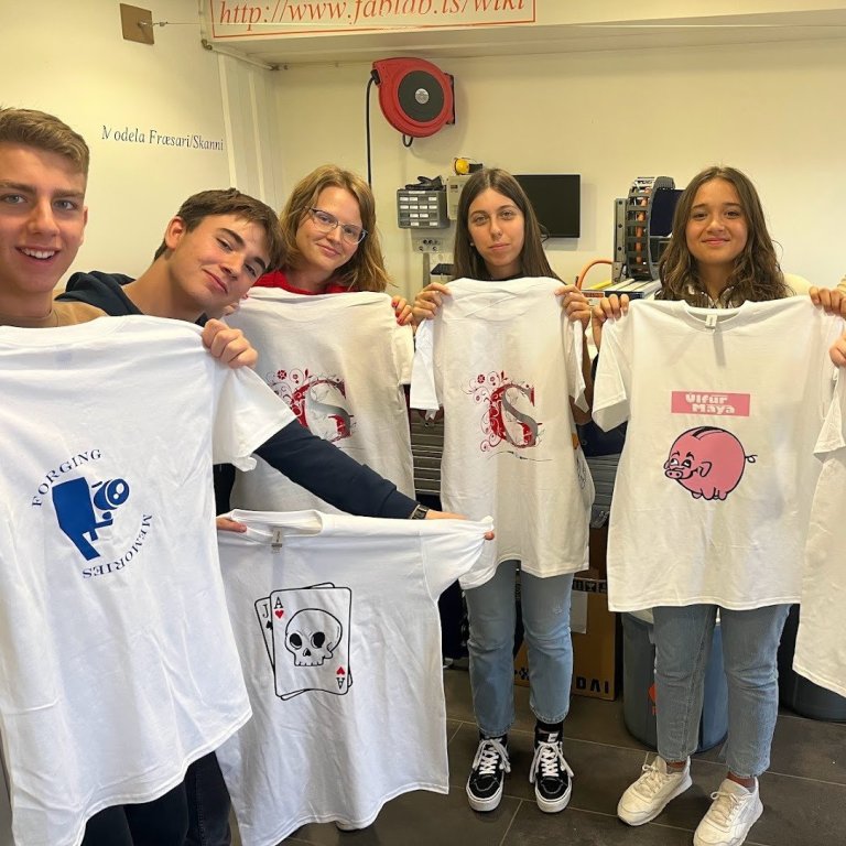 Nemendur með bolina sem þeir hönnuðu