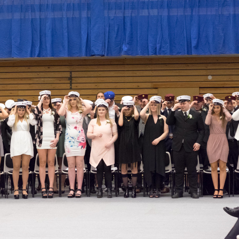 Brautkráningarnemendur setja upp húfurnar