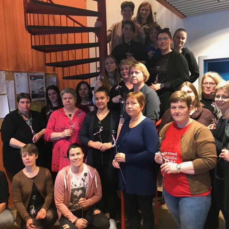 Konur með eldrósir