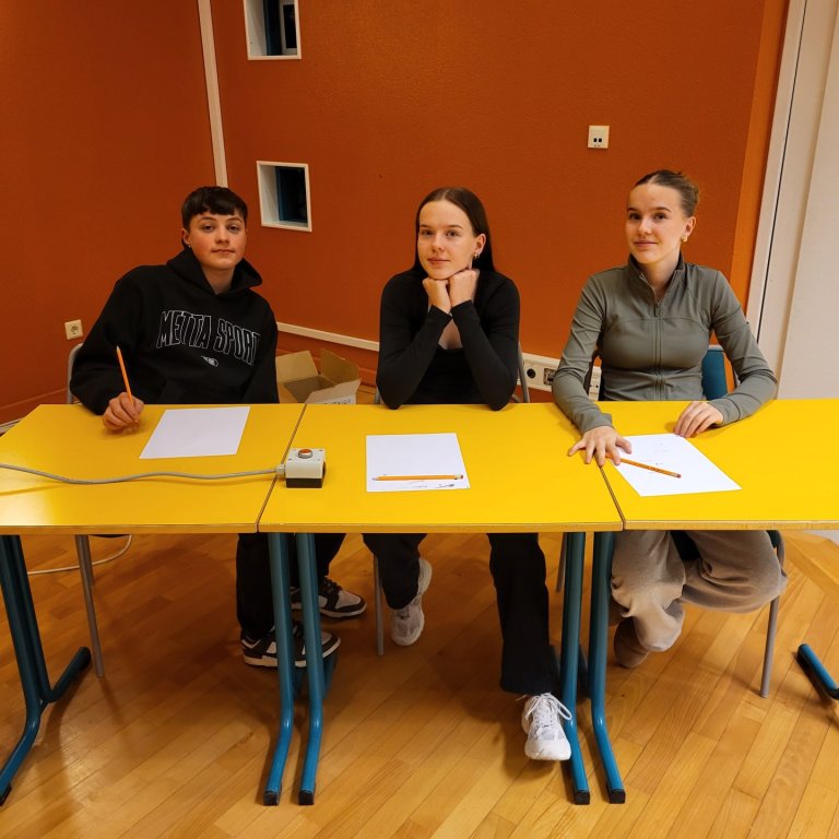 Gettu betur lið FNV. Frá vinstri: Markús Máni Gröndal, Steinunn Daníela Jóhannesdóttir og Arna Ísabe…