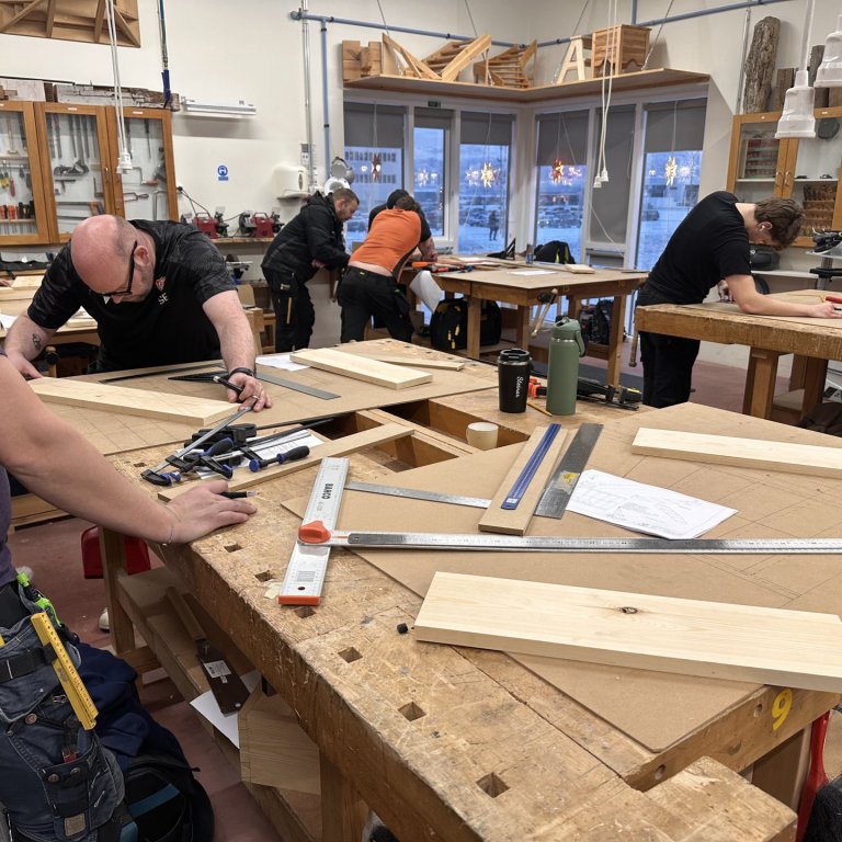 Undirbúningsnámskeið fyrir sveinspróf í húsasmíði í fullum gangi hjá FNV