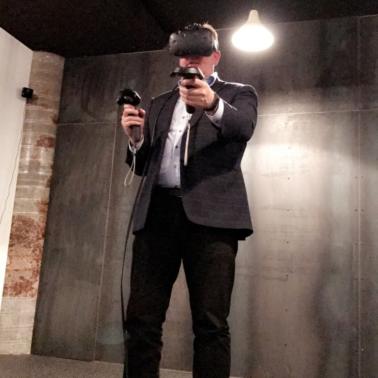 Kennari prófar sýndarveruleika