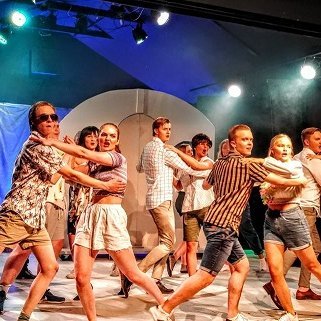 Mynd úr uppsetningu Mamma Mia!