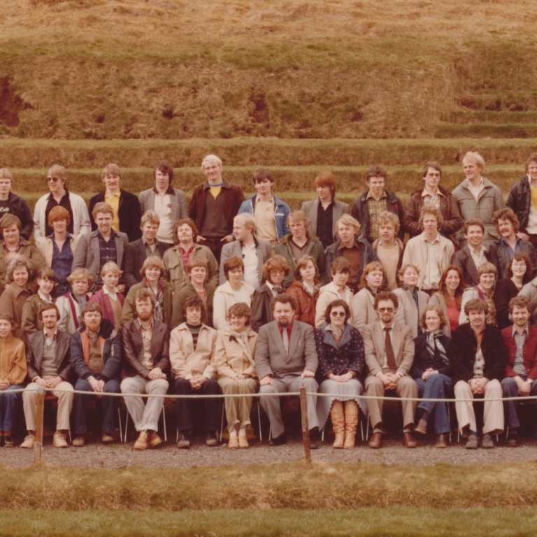 Starfsfólk og nemendur skólans vorið 1980